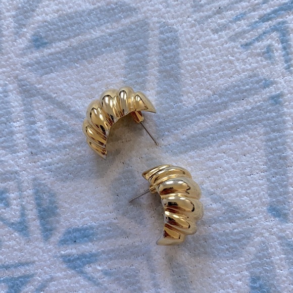 Vintage Gold Earrings - Picture 3 of 4